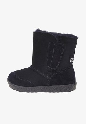 Dunkelblaues Wildleder-Ankle-Boot mit weichem Futter aus Fell, ausgestattet mit einer strukturierten Gummisohle und einem Klettverschlussriemen an der Seite.