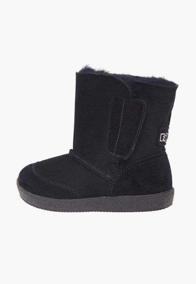 Botte de cheville en daim bleu marine foncé avec une doublure douce en fourrure, dotée d'une semelle en caoutchouc texturée et d'une sangle Velcro sur le côté.