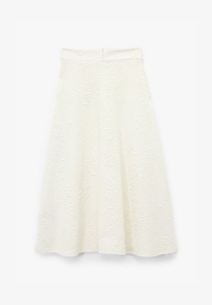 Gonna bianca con un design floreale testurizzato, lunghezza al ginocchio, forma a trapezio, dotata di una cerniera posteriore e un cinturino liscio.