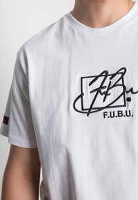 FUBU SCRIPT ESSENTIAL - Triko s potiskem - white