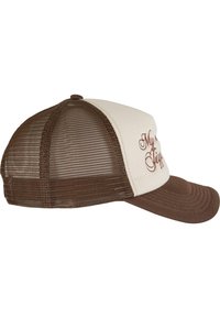 Brun og kremfarget mesh trucker caps med krummet skjerm; har brodert tekst på fronten og en pustende mesh bak.