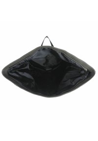 Črna usnjena torba z teksturirano zunanjostjo in velikim odprtim notranjostjo, obloženim s končnim platnom. Ima podrobnosti v šivanju in ročaj.