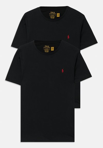 Svarta bomullströjor med rund hals i tvåpack, med en liten röd broderad logotyp på bröstet. Anpassad slim fit-design.