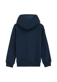 Temno modra kapuca s dolgimi rokavi ter rebrastim robom in obrobo, prikazana s hrbtne strani na belem ozadju.