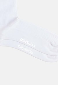Vita bomullssockor med ribbat mönster, med tryckt "DillySocks"-logotyp på sidorna. Enkelt, funktionellt design för vardagsbruk.