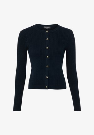 Navyblauwe kabelgebreide cardigan met lange mouwen, ronde hals en zeven zichtbare knopen aan de voorkant, getailleerd ontwerp.