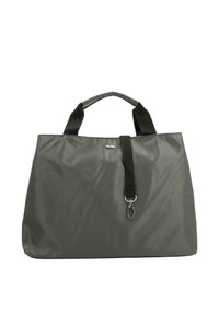 Sac fourre-tout gris avec une texture lisse et brillante, poignées en tissu noir et un accent argenté. Dispose d'une fermeture éclair et d'un détail de logo.