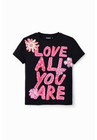 Černé tričko s výrazným růžovým nápisem "LOVE ALL YOU ARE" a květinovými ozdobami na levém rameni a rukávu.