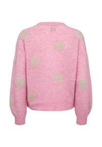 Pull rose duveteux avec de gros pois beiges, manches longues et poignets côtelés, vu de dos sur fond blanc.