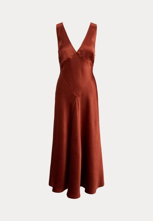 Robe sans manches couleur rouille avec un profond décolleté en V et une jupe midi évasée sur un fond clair uni.