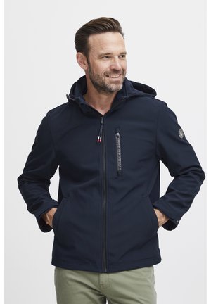Marineblå softshell-jakke med lynlås foran, justerbar hætte og lynlåslomme på brystet med brandingdetalje. Tekstureret stof med varm foring.