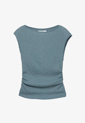 Ærmeløs ribstrikket top i dæmpet teal med bådhals og diskret rynkedetalje på siderne ved taljen.
