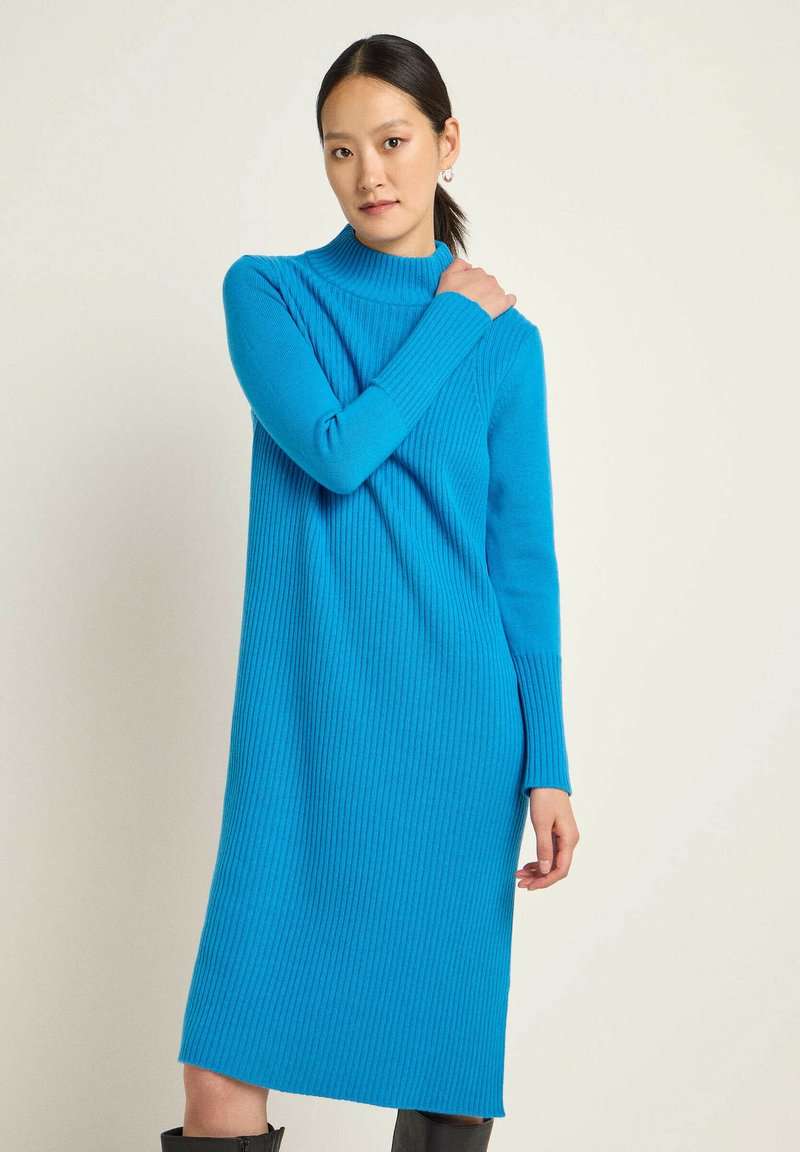 Blaues, geripptes Strickkleid mit hohem Kragen, langen Ärmeln und gerader Silhouette, das bis zur Mitte der Waden reicht, aus einem weich strukturierten Material gefertigt.