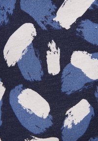 Tessuto con sfondo blu navy e motivo a pennellate irregolari in blu chiaro e bianco. La texture appare morbida e leggermente rigata.