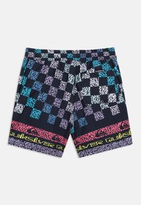 Ανδρικά μαγιό σορτς με pixel μοτίβο σκακιέρας σε μπλε, μωβ και λευκό, με πίσω τσέπη και πολύχρωμες λωρίδες με το λογότυπο Quiksilver.