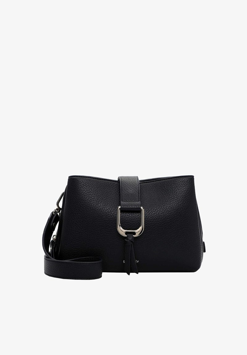 Zwarte crossbodytas van getextureerd leer met verstelbare riem en zilveren gespdetail op de voorflapsluiting.