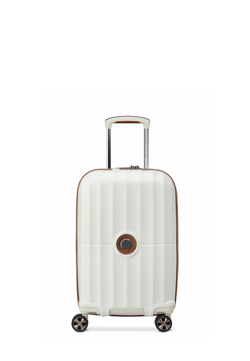 Witte hardshell koffer met verticale ribbelstructuur, bruine accenten, uitschuifbare handgreep en vier draaiwielen voor mobiliteit.