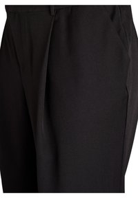Črne elegantne hlače iz gladkega blaga s ravnim krojem, ki vključujejo sprednje gube in stranske žepke za strukturiran videz.