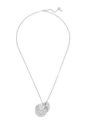 Finom ezüstlánc három egymást átfedő, texturált kör alakú medállal, állítható kapoccsal és egy kis márkajelzéssel ellátott címkével.