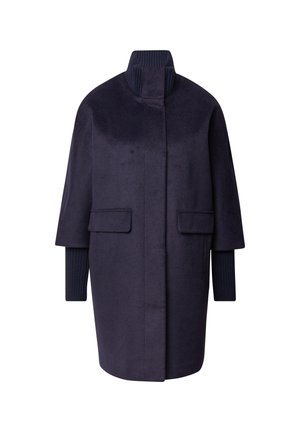 Cappotto in lana blu navy con colletto alto, tasche laterali e maniche a coste. Presenta un design minimalista e una silhouette dritta.
