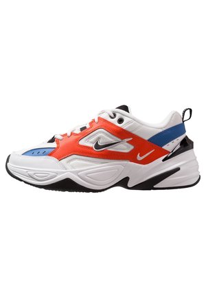 Baskets Nike blanches, orange et bleues avec semelle noire, logos Swoosh argentés, lacets à l'avant et col rembourré, vues de profil.