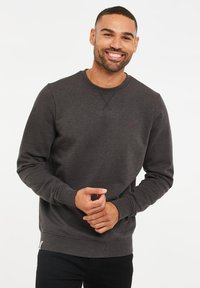 Dunkelgrauer Sweatshirt mit rundem Ausschnitt, langen Ärmeln und gerippten Bündchen. Verfügt über ein kleines Logo auf der linken Brust und hat eine weiche Textur.