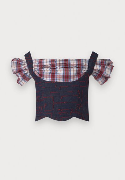 Denim avskåret topp med puffede rutete ermer, med en kropp mønstrekt i røde og blå farger og bølget kant. Justerbare stropper inkludert.