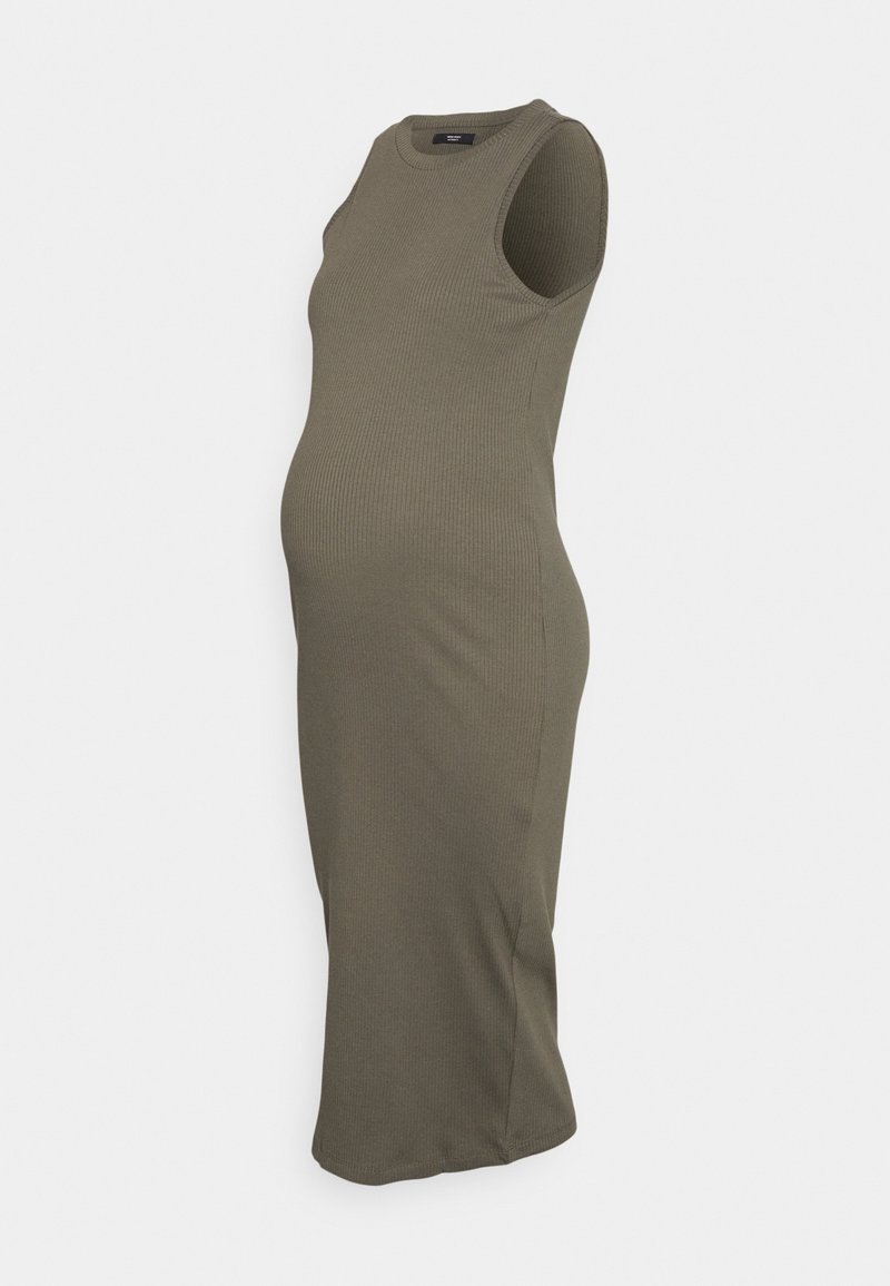 Robe de maternité sans manches côtelée vert olive avec un col rond et une silhouette cintrée pour un ventre de femme enceinte.