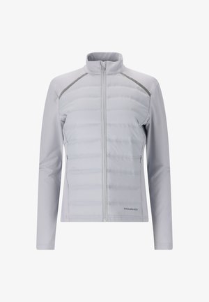 Hellgraue isolierte Jacke mit Reißverschluss vorne, gepolstertem Rumpf und glatten Ärmeln. Auffällige graue Akzente entlang der Nähte und des Logos.