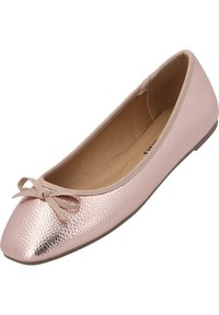 Bailarinas de color rosa claro con un acabado metálico texturizado, puntera redondeada y un pequeño lazo decorativo en la parte frontal. Forro y suela suaves.