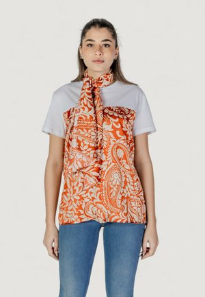 Korte mouwen top met een witte bovenkant en een oranje paisleypatroon aan de onderkant, met een bijpassende sjaal geknoopt om de hals.