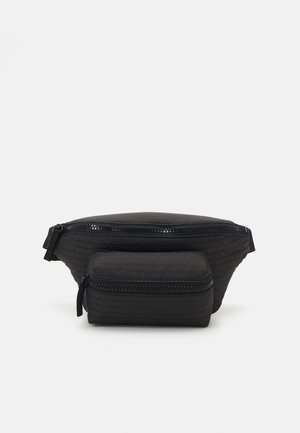 Črn najlonov pasni nahrbtnik z dvema žepoma na zadrgo. Ima teksturiran dizajn z diskretno vtisnjenim logotipom Emporio Armani. Na splošno zaobljena oblika.