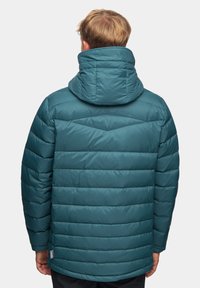 Turkusowa kurtka puchowa z poziomymi przeszyciami, wysokim kołnierzem i kapturem. Wykonana z gładkiego, wodoodpornego materiału, z metką po boku.