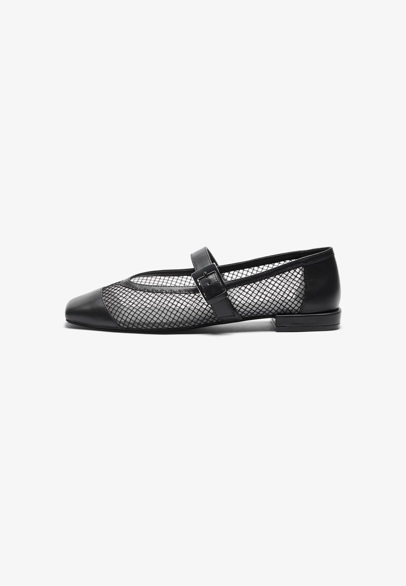 Scarpe flat nere con lati in rete, punta arrotondata e una singola fascia con dettaglio fibbia. Accenti in pelle liscia e tacco basso.