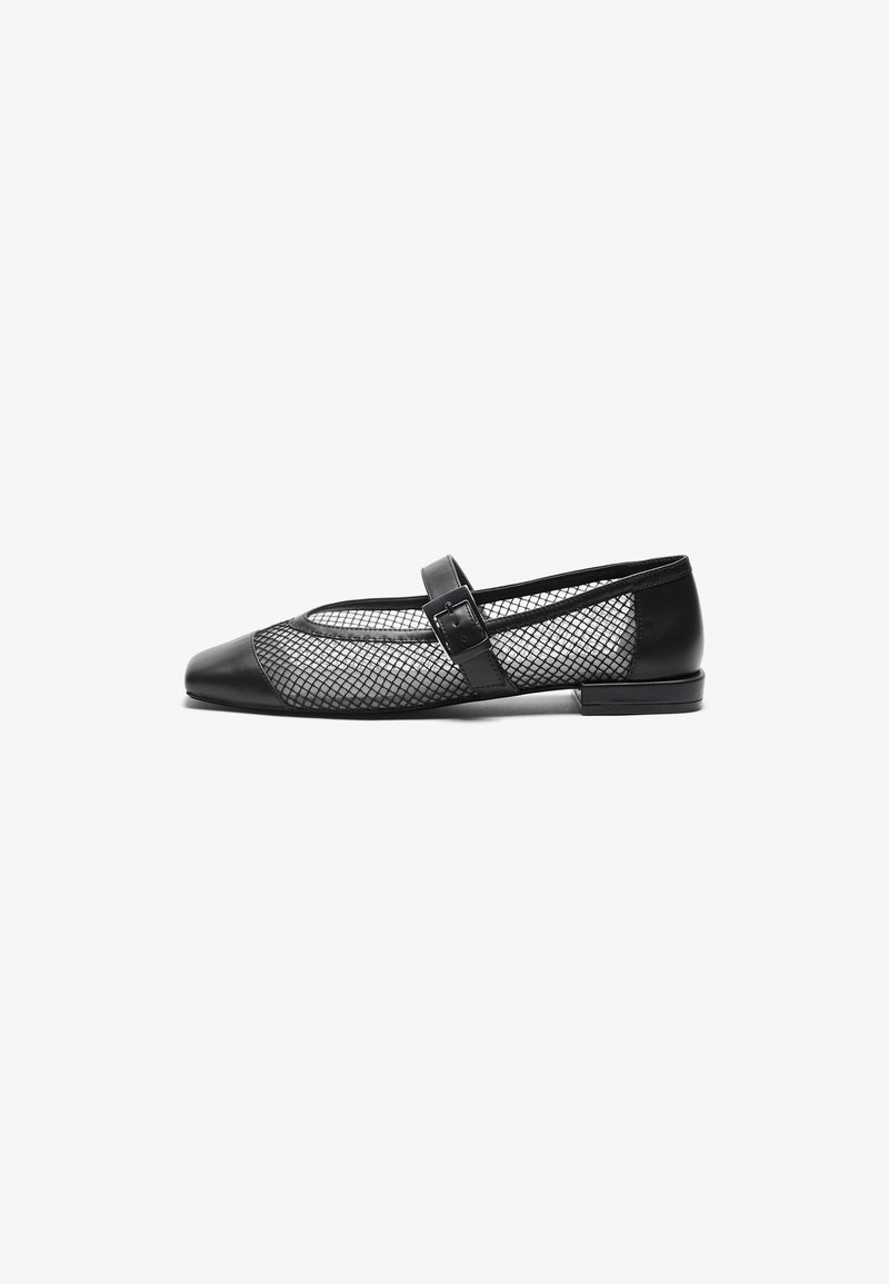 Sapatos planos pretos com laterais em malha, ponta arredondada e uma única tira com detalhe em fivela. Acentos em couro liso e salto baixo.