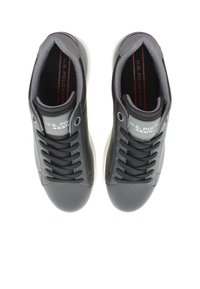 Černé kožené tenisky s hladkým povrchem, s bílou gumovou podrážkou, šedými akcenty a výrazným logem na jazyku.