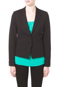 Schwarzer taillierter Blazer mit Revers und zwei Knöpfen. Über einem türkisfarbenen Oberteil getragen. Glattes Material, figurbetontes Design und lange Ärmel.