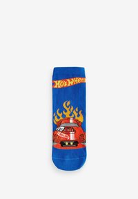 Blå bomullssocka med en röd tecknad bil med lågor, "Hot Wheels"-logotyp och racerlister. Detaljerade texturer i designen.