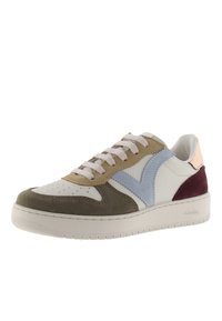 Baskets multicolores avec une tige en cuir blanc, des accents en daim vert olive, bleu clair et bordeaux. Présente des coutures à motifs et des lacets.