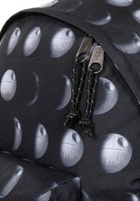 Zaino in tessuto nero con un motivo di design della Morte Nera grigia. Due zip metalliche con dettagli in corda nera.