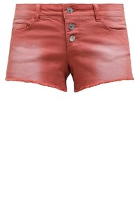 Short en jean rouge pour femme avec trois boutons métalliques, poches avant et ourlets effilochés.