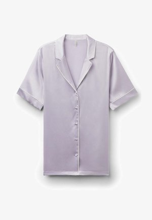 Lavendelfarvet kortærmet satin skjorte med hakket krave, forreste knaplukning og hvid piping langs kraven og ærmerne.