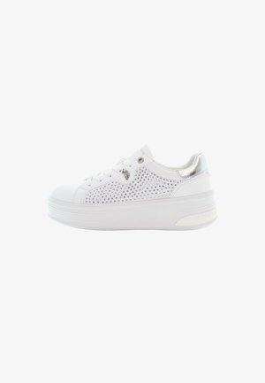 Witte sneakers met een ronde neus, perforatie aan de zijkant, glinsterende accenten en een dikke, gestructureerde zool. Zilveren details op de hak.