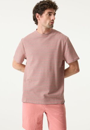 Hellrosa gemustertes T-Shirt mit kurzen Ärmeln und Rundhalsausschnitt, das ein dezentes Gitternetzmuster und eine bequeme Passform aufweist.