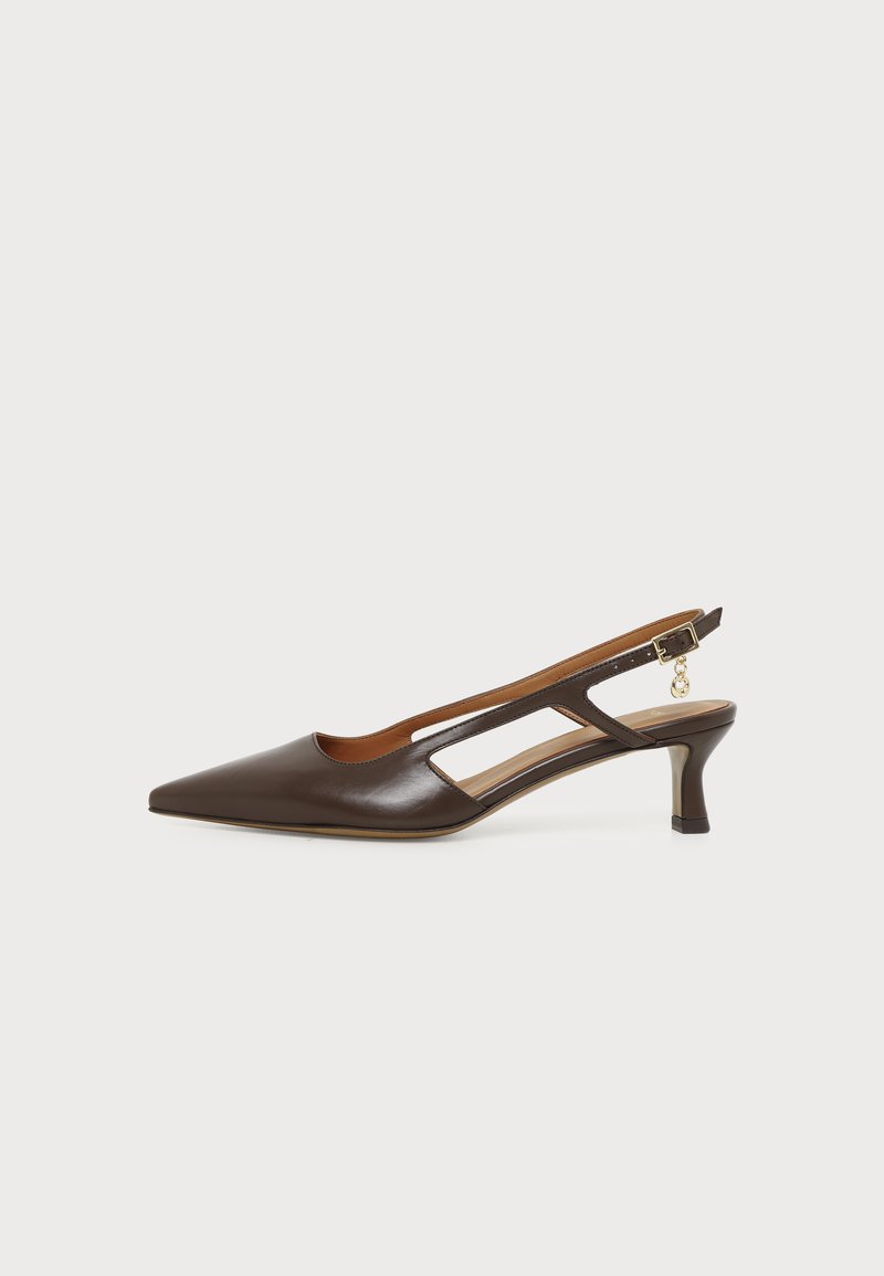 Brun skinn slingback-sko med spiss tupp, lav buet hæl og en liten gullcharme på den justerbare ankelstroppen.