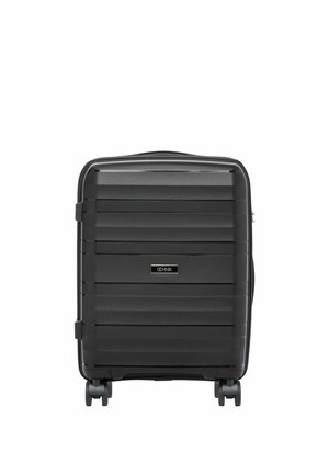 Czarna walizka z twardą skorupą z poziomymi żłobieniami, cztery obrotowe kółka oraz centralne logo marki na przednim panelu.