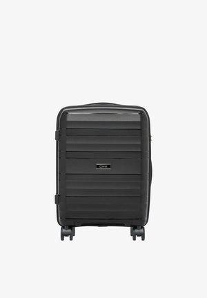 Czarna walizka z twardą skorupą z poziomymi żłobieniami, cztery obrotowe kółka oraz centralne logo marki na przednim panelu.