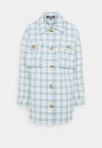 Koszula flanelowa w kratę w kolorze białym i morskim, z czterema dużymi przednimi kieszeniami i złotymi guzikami, o luźnym kroju i kołnierzyku.