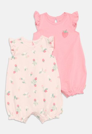 Dos peleles sin mangas para bebé con mangas de volante, uno rosa sólido con parche de fresa, otro rosa pálido con estampado de fresas y flores.