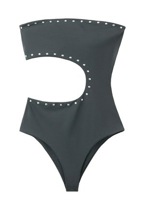 Bañador negro de una pieza con un gran recorte lateral, diseño sin tirantes y detalles de tachuelas plateadas a lo largo de los bordes.